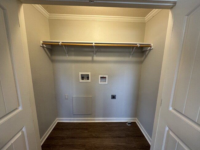 Building Photo - Three bed two bath in Fischer close to Can...