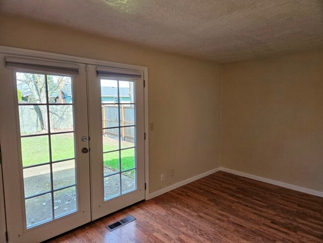 Building Photo - 3Bd/2Ba Single Story Home-For viewing!