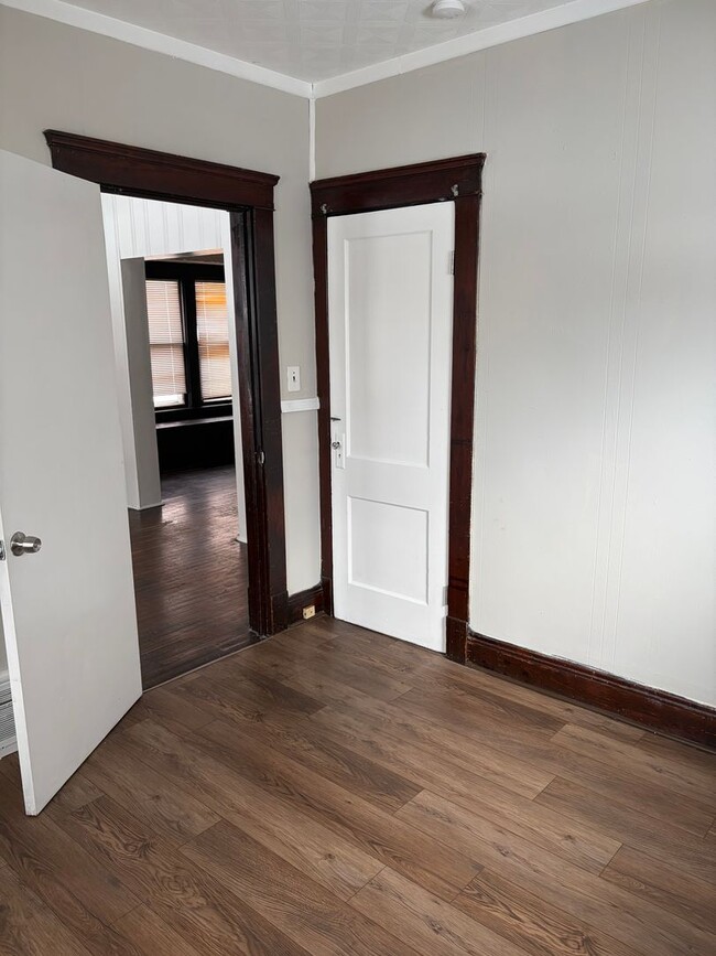 Building Photo - 2 BR West Side