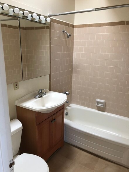 Tub and shower combination - 339 Monroe St
