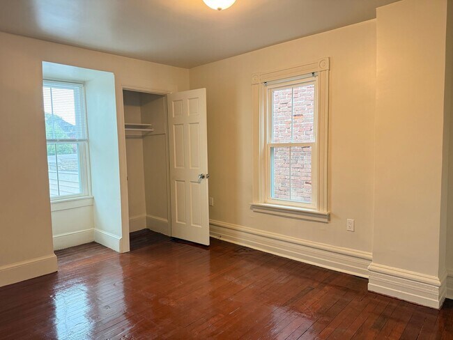 Building Photo - Newly Renovated 3 Bedroom 2 Bathroom Apartment in Prime Location - Washer/dryer in unit!