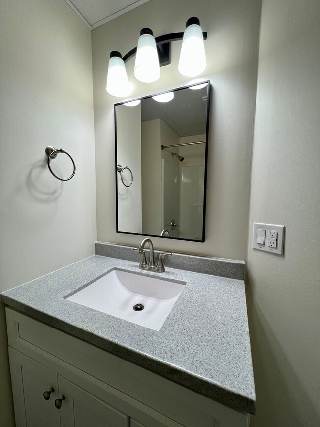 Building Photo - 423 Center St