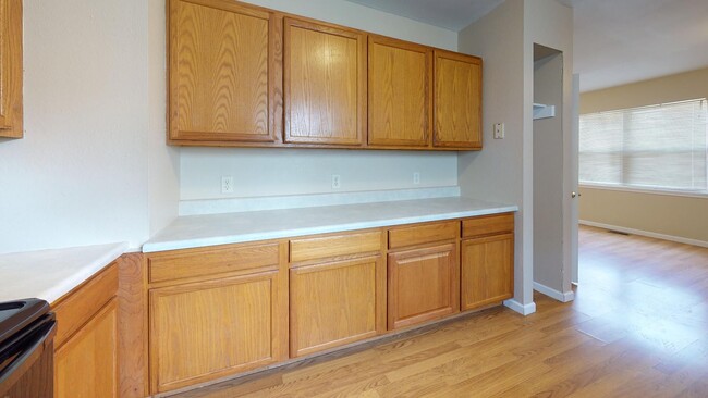 Building Photo - 5 bedrooms, 2.5 bathrooms House