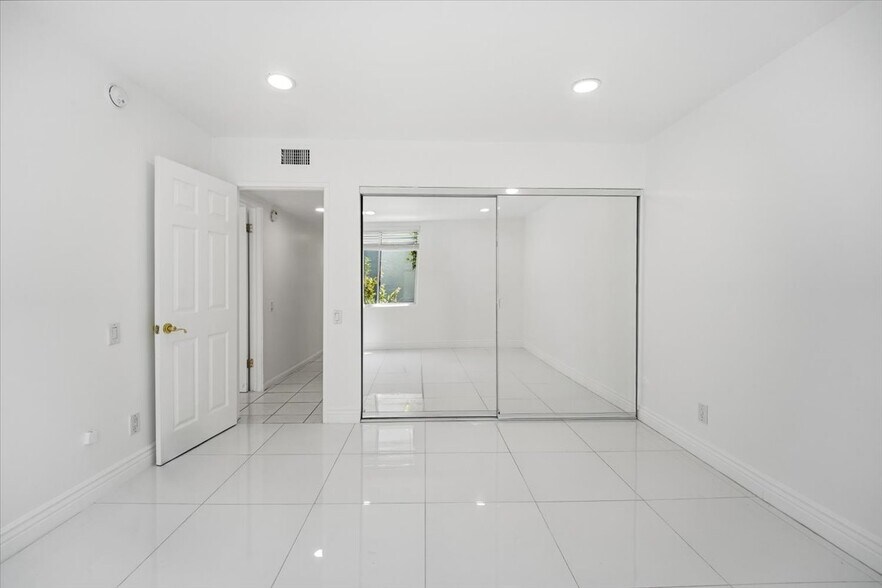 Building Photo - 5301 Balboa Blvd