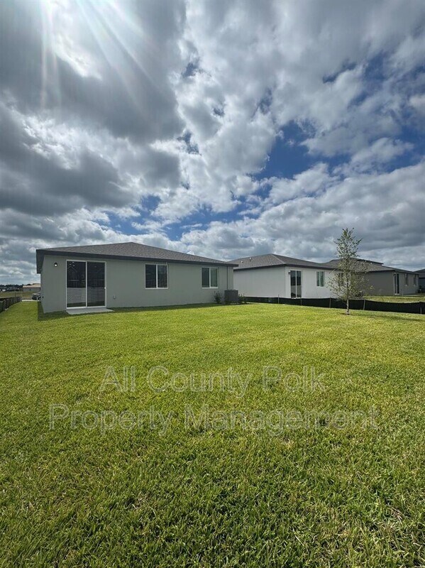 Building Photo - 2061 Rosewood Dr