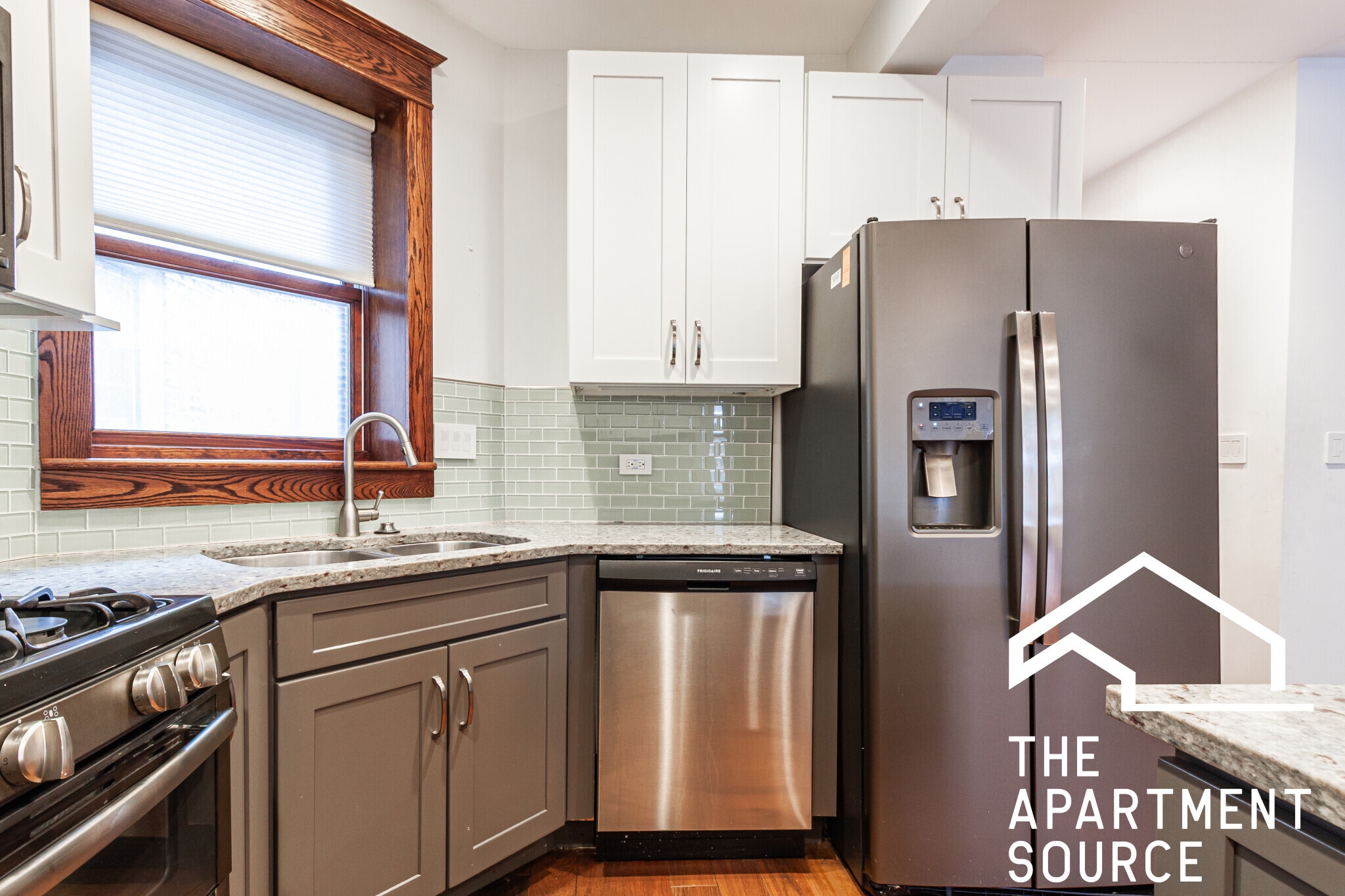 Building Photo - 1019 W Oakdale Ave