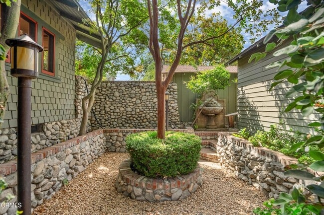 Building Photo - 847 S Los Robles Ave