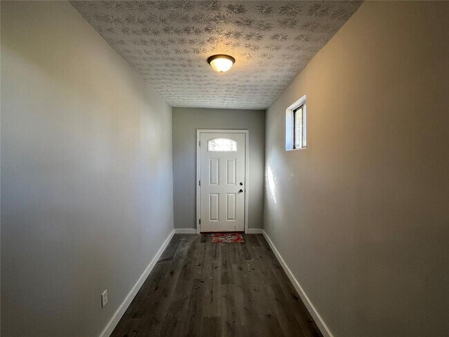 Building Photo - 3 Bedroom and 1 Bath