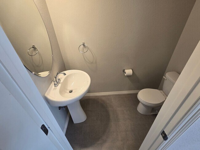 Building Photo - 3B/3B Townhome NOW AVAILABLE in Windsor! Great Location!