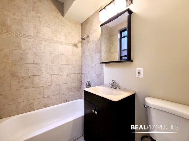 Building Photo - 2 bedroom in CHICAGO IL 60657
