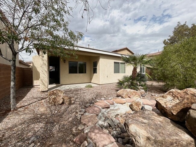 Building Photo - One story single lovely house with a beautiful desert view