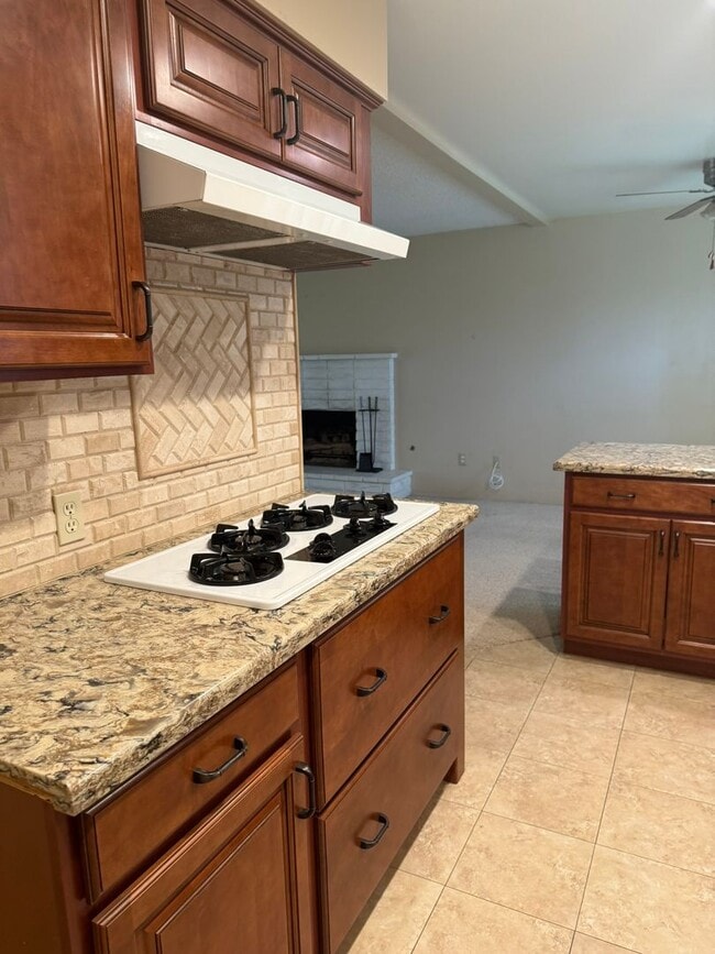 Building Photo - Charming Bakersfield Home with Modern Upgr...