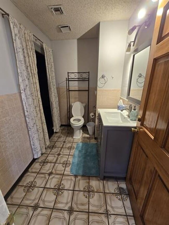 Building Photo - Spacious 3 bedroom/ 2 bath home with R/V parking