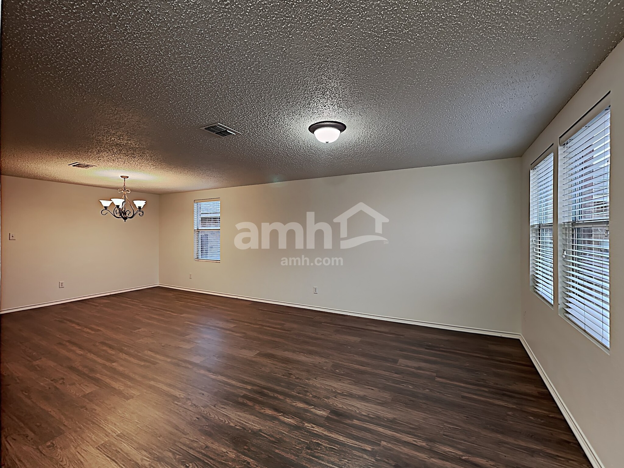 Building Photo - 16656 Jasmine Springs Dr