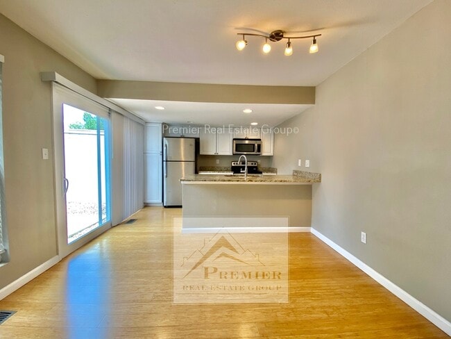 Building Photo - 790 San Bruno Pl