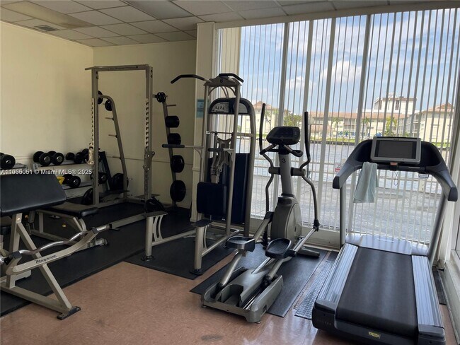 Building Photo - 1817 S Ocean Dr