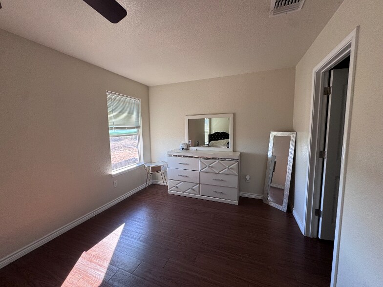 Building Photo - 1718 risen