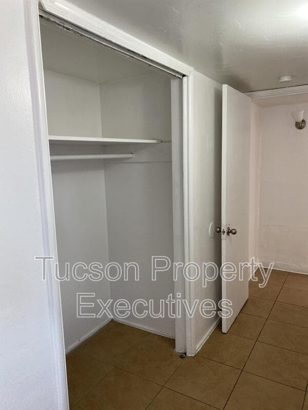Building Photo - 1646 N Beverly Ave