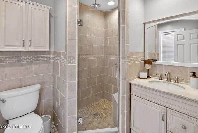 Building Photo - 285 Longwood Dr