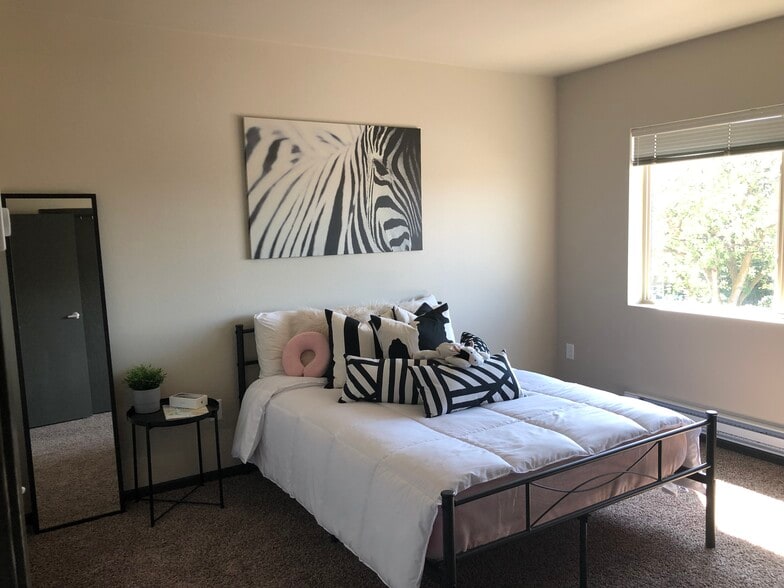 Building Photo - 913 Main Ave