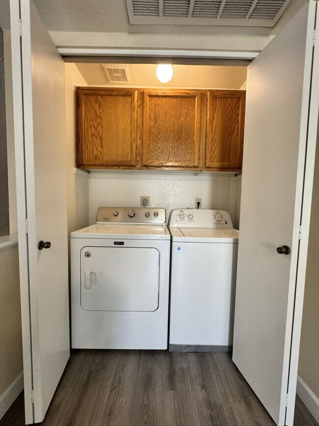 Building Photo - Great 3 bedroom 2 bath culdesac lot with f...