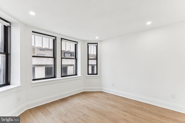 Building Photo - 135 S 19th St