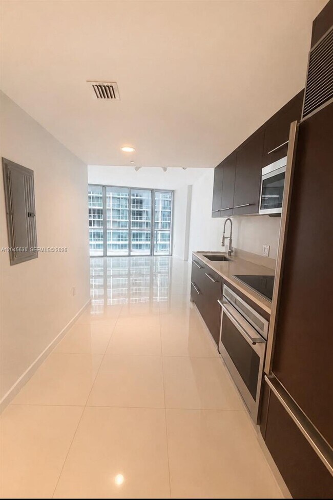 Building Photo - 495 Brickell Ave