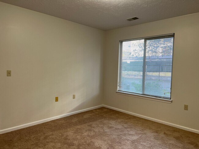 Building Photo - Downtown 2-Bdr 2-Bth Condo - First Floor -...
