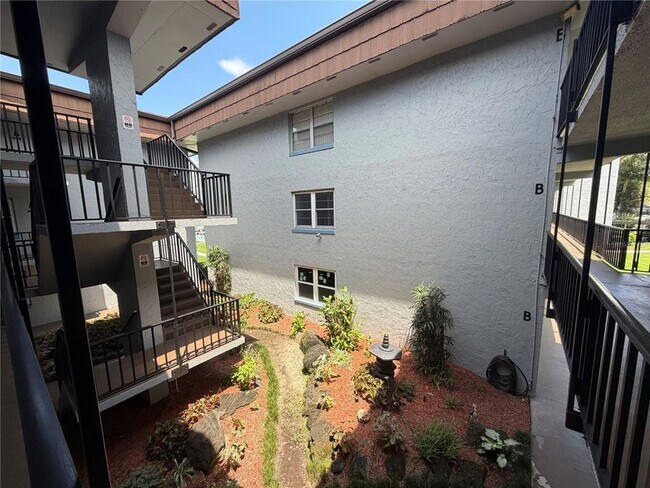 Building Photo - 333 N Lake Howard Dr