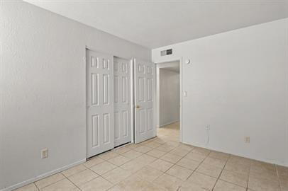 Building Photo - Charming 2-Bedroom - No Carpet!