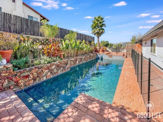 Building Photo - Stunning 4B/2.5BA House in Escondido!