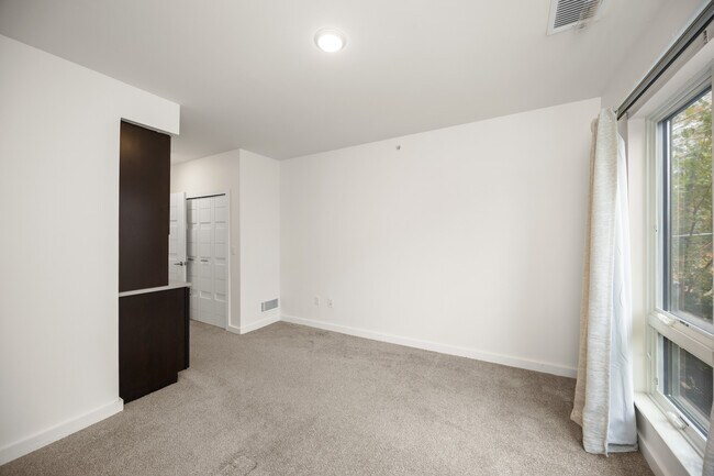 Building Photo - 462 W Stadium Blvd