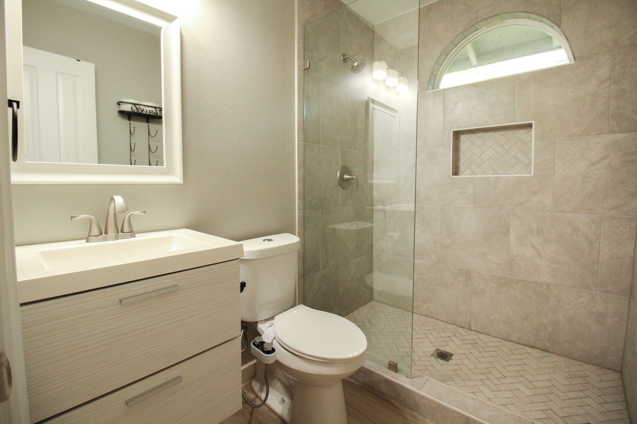 Full guest bath - 633 N Morris St
