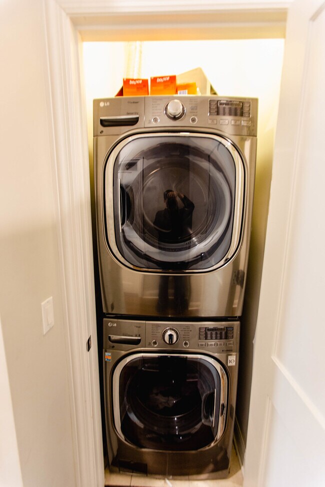 Building Photo - 843 W Fletcher St