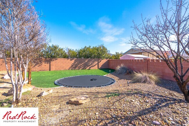 Building Photo - Spacious 3 Bedroom Single-Level Home in Bl...