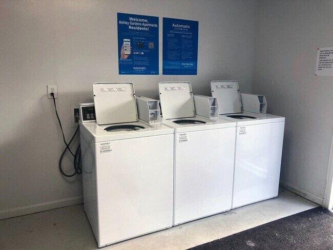 Building Photo - Fully Renovated 2 Bed 1 Bath Apartment By Downtown Summerville!