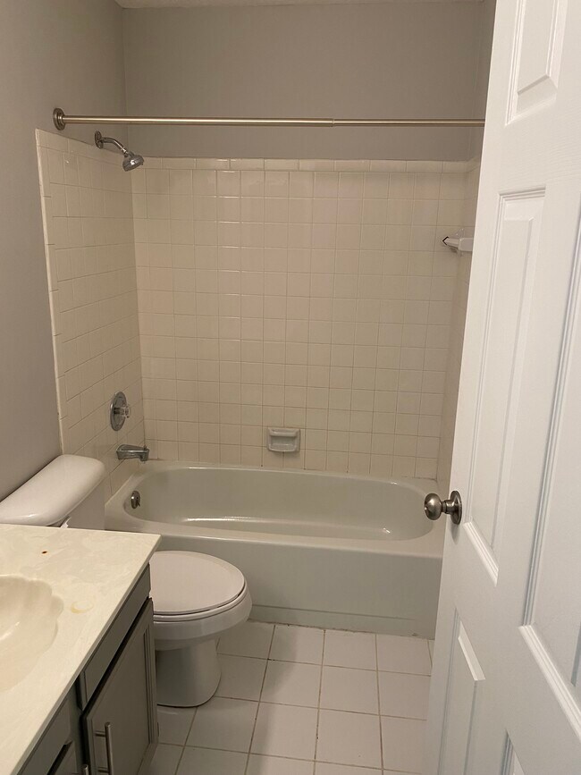 Full Hallway Bathroom - 8555 Island Pines Dr