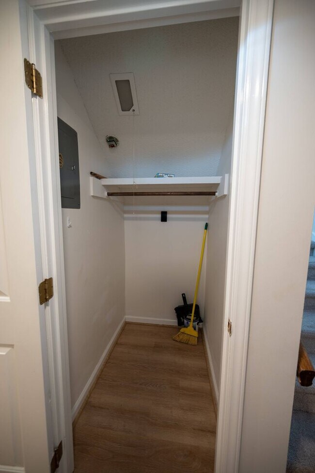 Building Photo - Beautifully Updated 2-Bedroom Condo in Fiv...