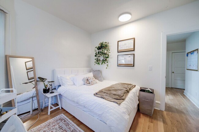 Building Photo - Ultimate 6-Bedroom House with Spacious Liv...