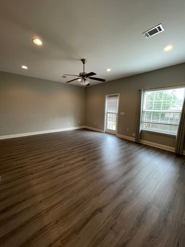 Building Photo - *** MOVE IN SPECIAL! Half OFF 1st Month's Rent!