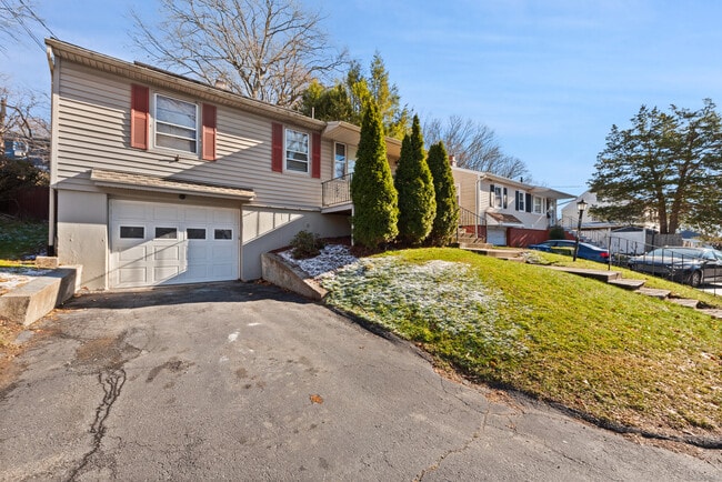 Building Photo - 30 Doran St