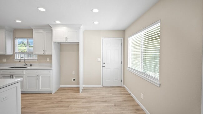 Building Photo - For Rent: Beautifully Updated 3-Bedroom Ho...