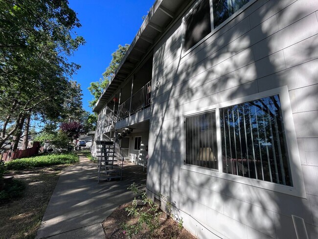 Building Photo - NICE QUAINT APARTMENT IN COLFAX!!