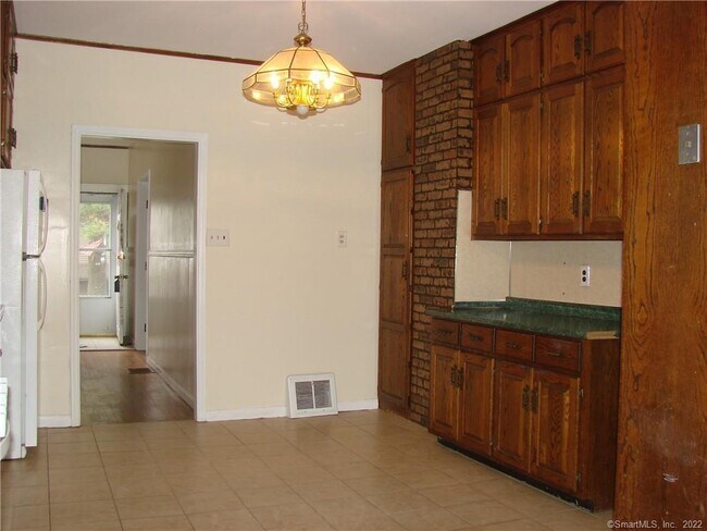 Building Photo - 246 Old Stratfield Rd