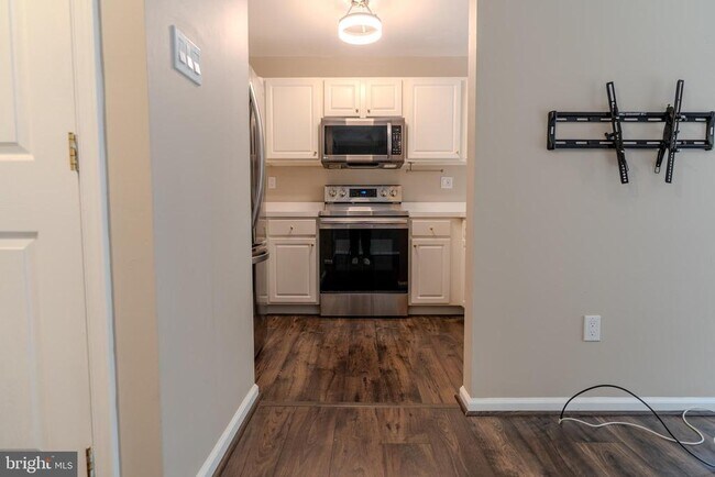 Building Photo - 200 Strawberry Ln
