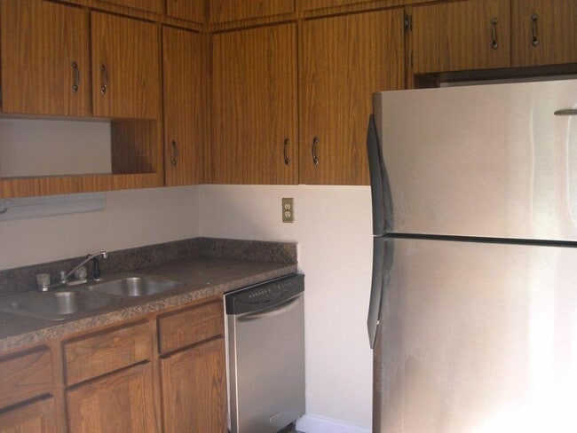 Building Photo - 220 Golden Days Dr