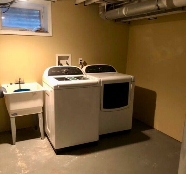 Building Photo - 11 Woodridge Dr