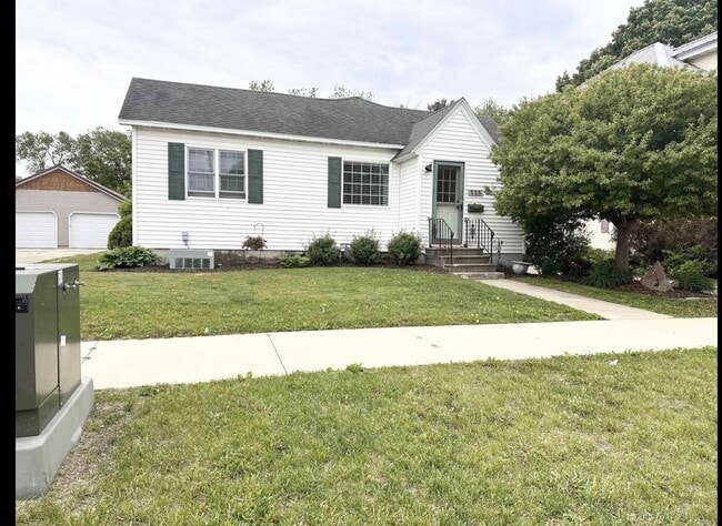 Building Photo - 523 E 1st St