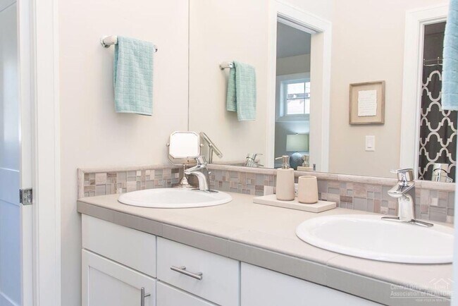 Building Photo - Darling Home Located in the Heart of NW Bend!