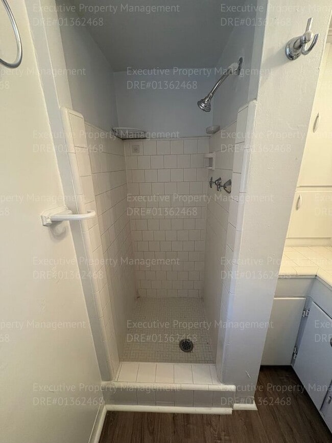 Building Photo - 1 bedroom/ 1 bathroom home with modern ame...